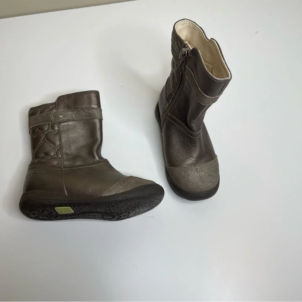 Clarks leather toddler zip up boots